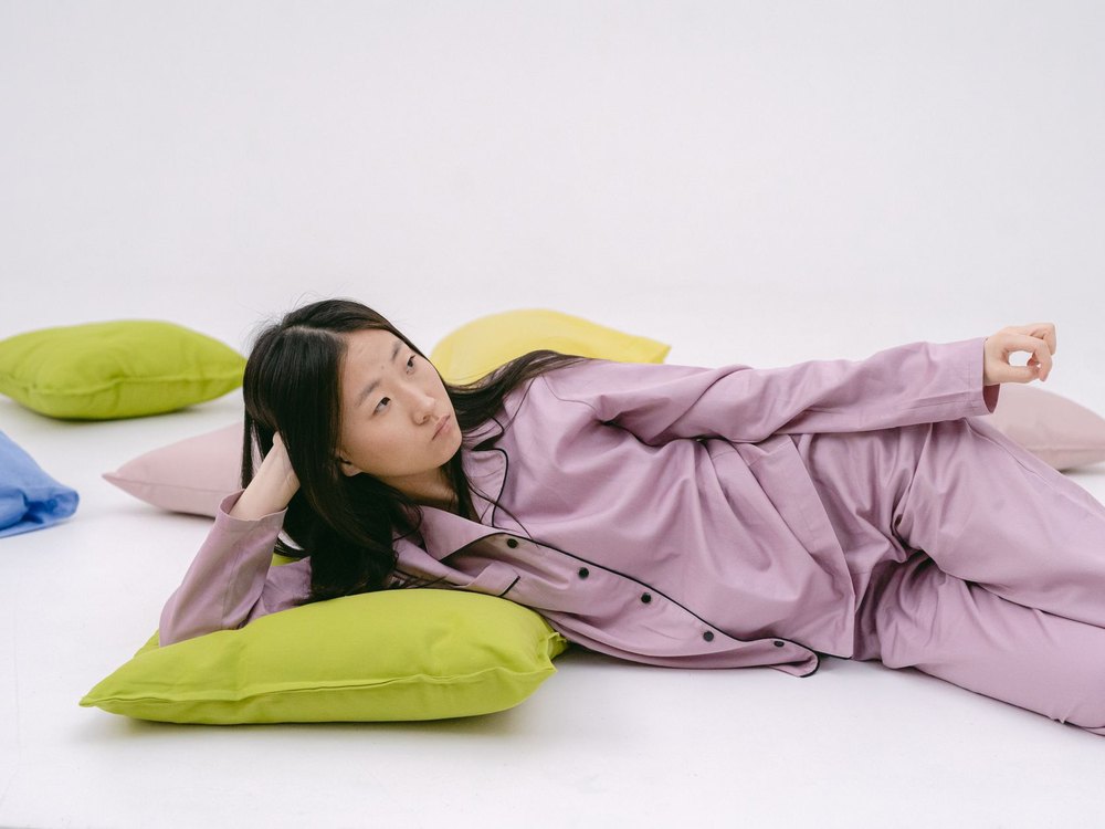 仰向けで眠る女性