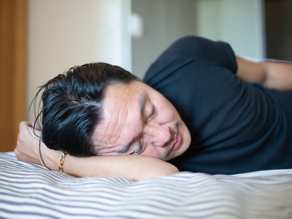 横向きで眠る男性
